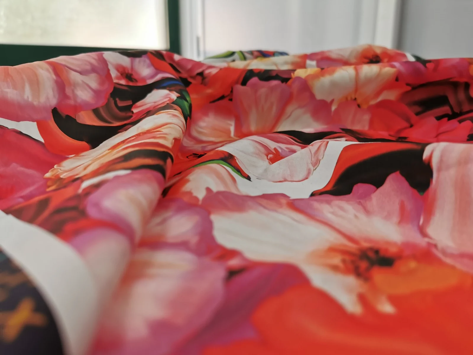 Tessuto personalizzato con grandi fiori rossi
